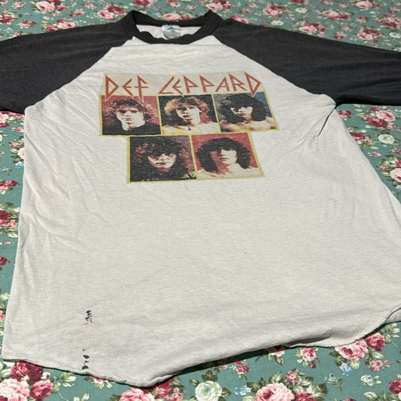 Def Leppard _Vintage Baseball Shirt, small, white w/ dark sleeves. Rock tees ⚾️! - Picture 5 of 8